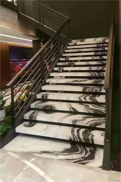 モダンなインテリア階段デザインにおけるパンダホワイト大理石の階段踏み板