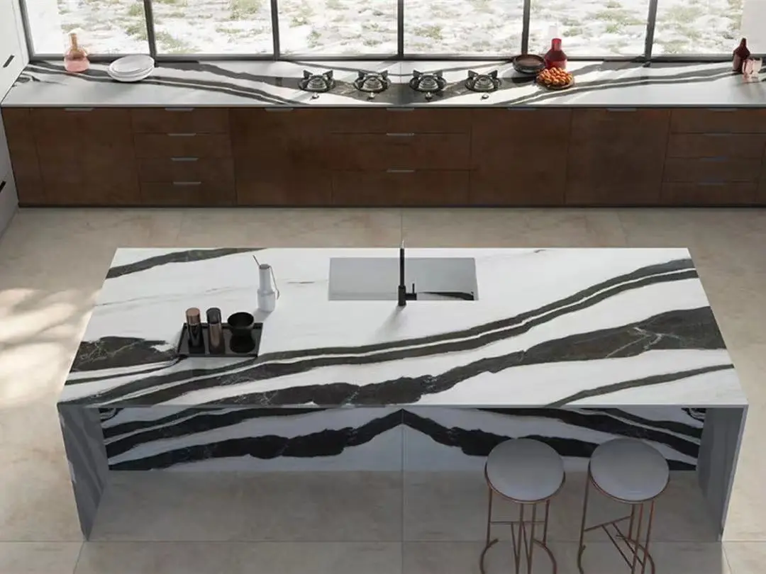 ドラマチックな黒い筋模様を持つパンダホワイト大理石のウォーターフォールキッチンアイランド
