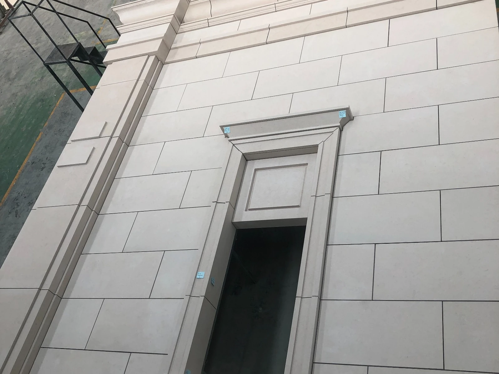 Guida al rivestimento a secco per esterni in pietra calcarea Porto Beige