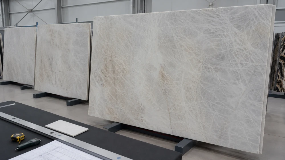 cristallo-quartzite-slab-inspection