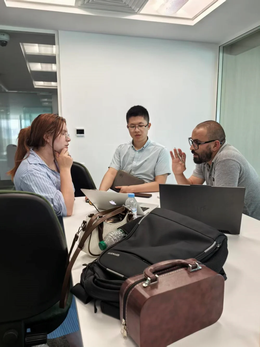 hrst-stone-middle-east-client-business-meeting